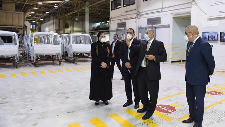 رئيس الوزراء يتفقد مصنع جنرال موتورز مصر