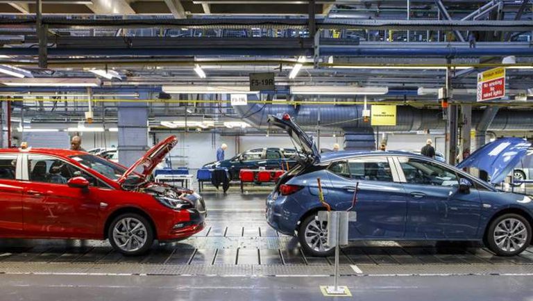 صناع السيارات في بريطانيا يستئنفون الإنتاج وأستون مارتن في مقدمتهم