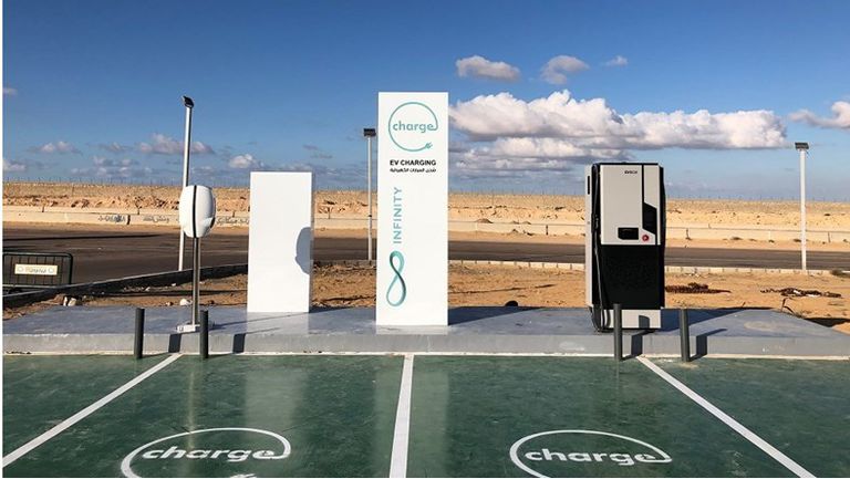 احدى محطات انفنيتي لشحن السيارات الكهربائية في مصر