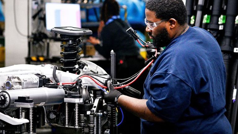 الحرب الروسية الأوكرانية تؤثر في صناعة السيارات