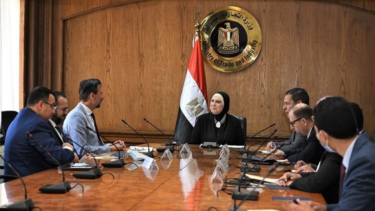 وزيرة التجارة والصناعة