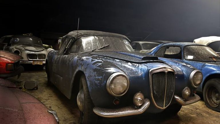 230 سيارة كلاسيكية نادرة تعرض في مزاد بعد العثور عليها في كنيسة مهجورة