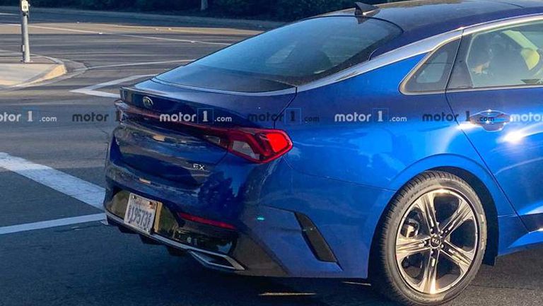 صور تجسسية للجيل الجديد من كيا أوبتيما تحمل اسمًا جديدًا للسيارة   5