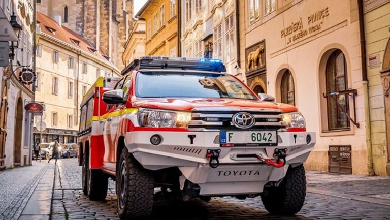 الكشف عن سيارة إطفاء مخصصة لحرائق السيارات الكهربائية على الطرق 2