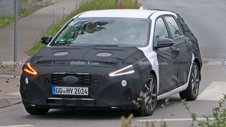 هيونداي i30 فيس ليفت القادمة تظهر لأول مرة في صور تجسسية 2