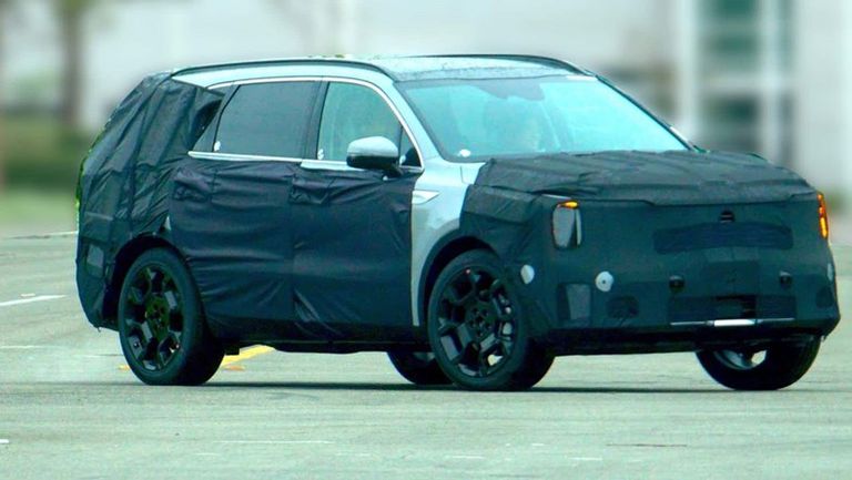 كيا سورينتو موديل 2024 تظهر في صور تجسسية جديدة 33