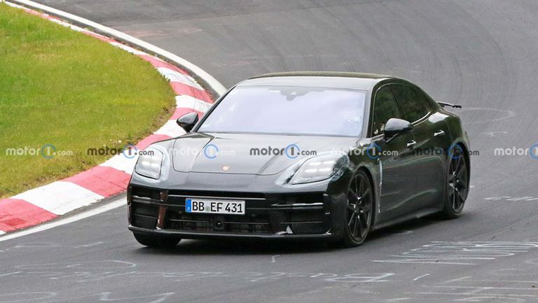 بورش باناميرا موديل 2024 تظهر في صور تجسسية بدون تمويه 1