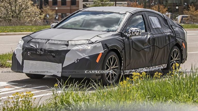 تويوتا كامري 2025 تظهر في صور تجسسية 1