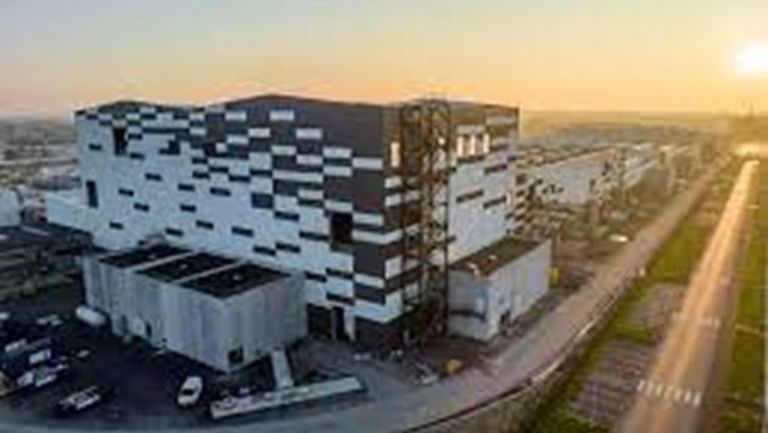 فرنسا تفتتح أول مصنع لبطاريات السيارات الكهربائية 2