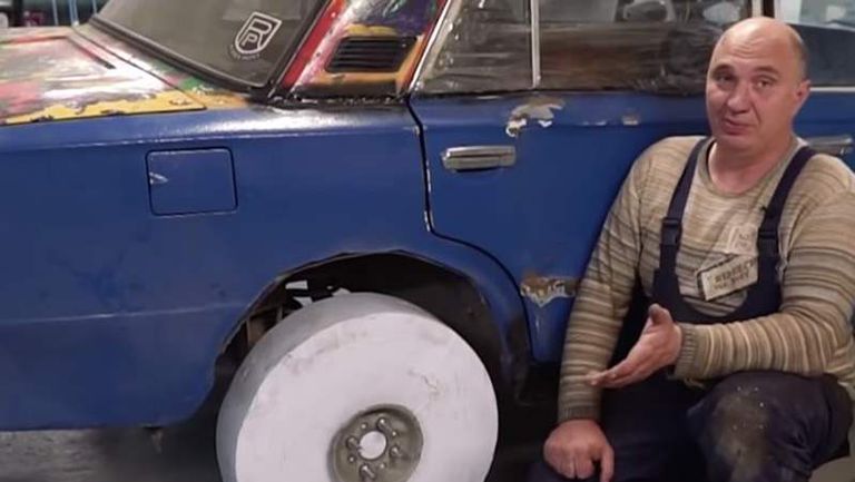 فريق روسي يصنع عجلة سيارة من ورق الطباعة
