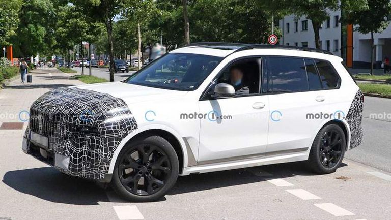 2023-bmw-x7-facelift-spied-with-split-headlights (1)