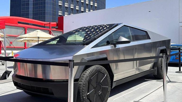 خروج أولى شاحنات سايبرتراك الكهربائية الإنتاجية من مصانع تسلا  2