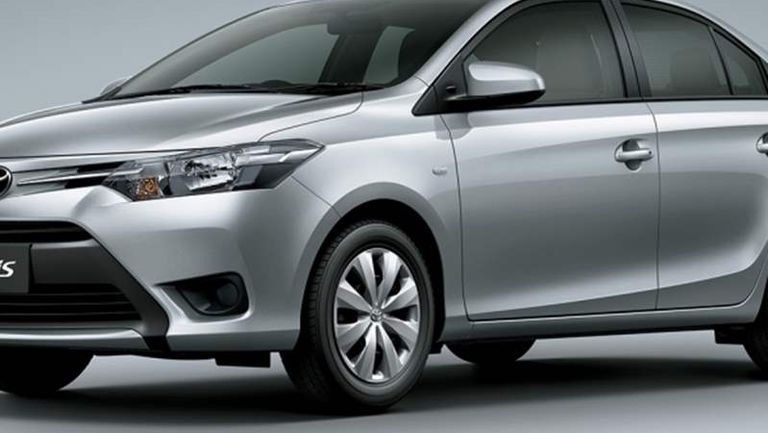 toyota_yaris_sedan_silver_2014