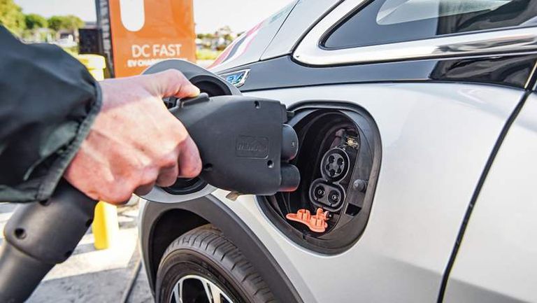 2019-chevrolet-boltev-007-8