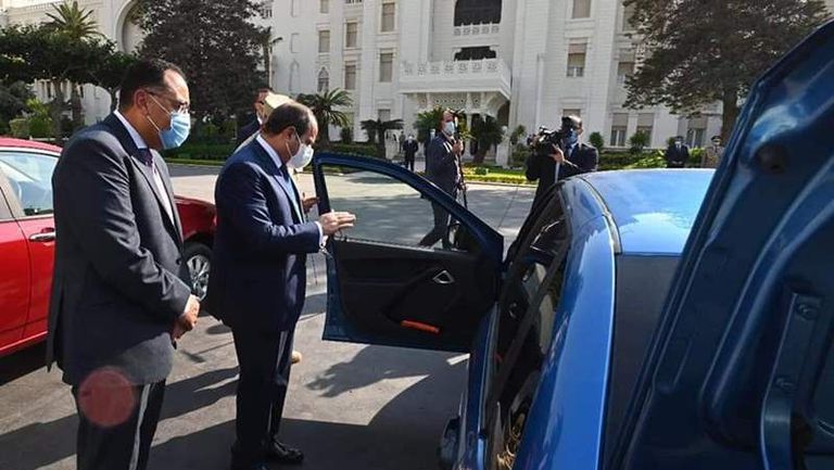 السيسي وسيارات تعمل بالغاز الطبيعى
