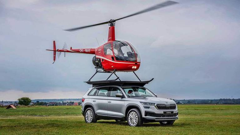 طائرة هليكوبتر تهبط على سقف سكودا كودياك