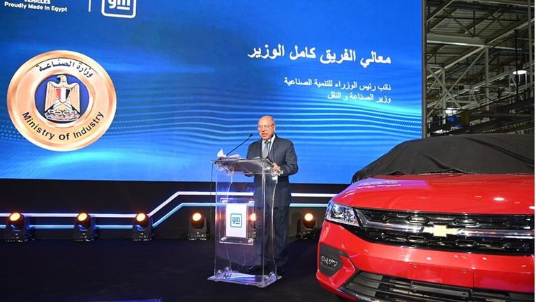نائب رئيس مجلس الوزراء للتنمية الصناعية وزير الصناعة والنقل يشهد فعاليات احتفالية شركة جنرال موتورز مصر بإنتاجها المركبة المليون بمصنع الشركة بمصر ويتفقد خطوط الإنتاج بالمصنع  (2)
