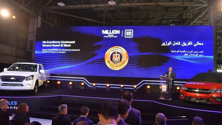 نائب رئيس مجلس الوزراء للتنمية الصناعية وزير الصناعة والنقل يشهد فعاليات احتفالية شركة جنرال موتورز مصر بإنتاجها المركبة المليون بمصنع الشركة بمصر ويتفقد خطوط الإنتاج بالمصنع  (1)