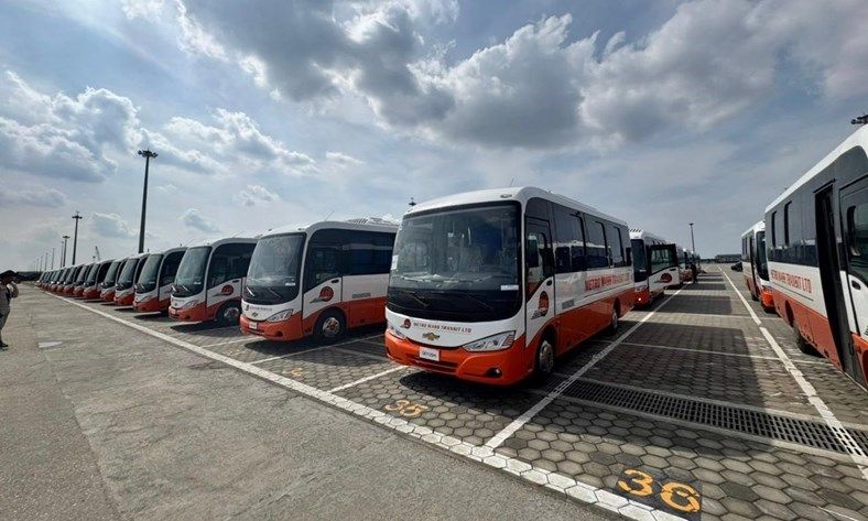المنصور للسيارات تُصدر 100 حافلة إلى غانا في أول عملية تصدير من ميناء شرق بورسعيد إلى العالم (3)