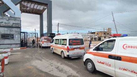 سيارات إسعاف تحمل جرحى من غزة تصل إلى معبر رفح