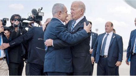 الرئيس الأميركي جو بايدن يحتضن بنيامين نتنياهو في زيارته لإسرائيل بعد هجوم 7 تشرين الأول (أكتوبر) 2023 - (المصدر)