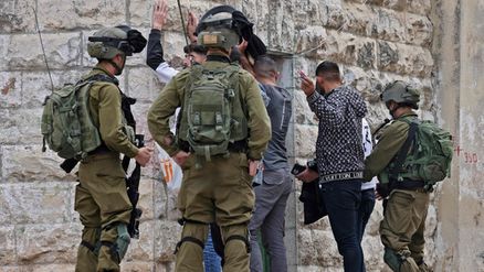 الاحتلال يعتقل عددا من الفلسطينيين