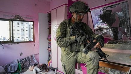 جندي يخدم في جيش الاحتلال الإسرائيلي يتجول بمنزل مدمر شمال غزة