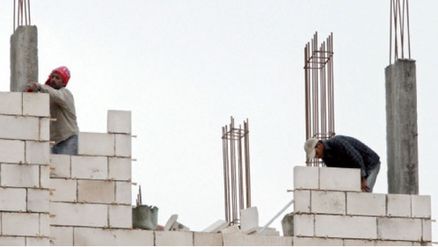 عمال في إحدى ورش البناء في عمان-(ارشيفية)