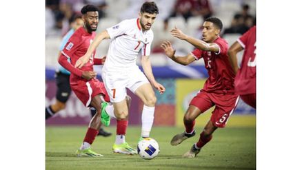 لاعب المنتخب الوطني عارف الحاج في محاولة لبناء هجمة وسط ترقب من لاعبي قطر (من المصدر)