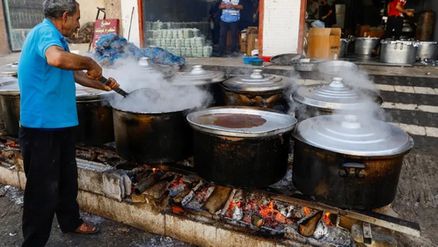 لم يجد أهل غزة سوى الحطب لطهي طعامهم (رويترز)
