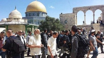 مستوطنون يقتحمون باحات المسجد الأقصى بحماية قوات الاحتلال.-(وكالات)