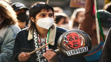 ناشطون مؤيدون للفلسطينيين يتظاهرون خارج جامعة كولومبيا في مدينة نيويورك، 20 نيسان/ أبريل 2024. (أ ف ب)
