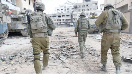 قوات وآليات من الاحتلال خلال الانسحاب من جنوب قطاع غزة.-(وكالات)