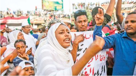 ‏سودانية تهتف في مظاهرة تطالب بهيئة مدنية تقود عملية الانتقال إلى الديمقراطية، الخرطوم، 12 نيسان (أبريل) 2019 - (المصدر)