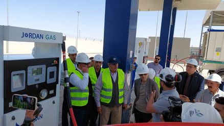 وزير الطاقة خلال افتتاح محطة الغاز الطبيعي المضغوط في الريشة