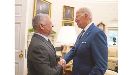 الملك خلال لقاء سابق مع الرئيس الأميركي جو بايدن