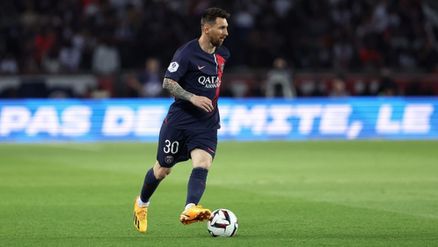 ليونيل ميسي لاعب فريق "باريس سان جيرمان" في أثناء مباراة الدوري الفرنسي للدرجة الأولى بين "باريس سان جيرمان" و"كليرمون فوت" ملعب "بارك دي برينس" بتاريخ 3 يونيو 2023 في باريس في فرنسا
