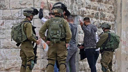 الاحتلال يعتقل عددا من الفلسطينيين