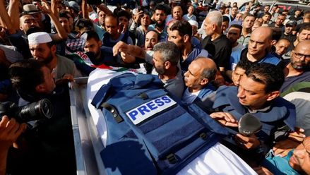 تشييع جثمان الصحفي الفلسطيني أبو حطاب الذي استشهد جراء غارة إسرائيلية جنوبي قطاع غزة (رويترز)