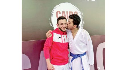 اللاعب عبد الرحمن المصاطفة يقبل زميله عفيف غيث في المنتخب بعد اللقاء الذي جمعهما في الدوزر نصف النهائي -(من المصدر)