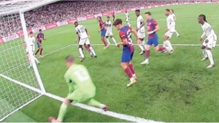 لقطة كرة هدف لاعب برشلونة لامين يامال الملغي أمام ريال مدريد -(من المصدر)