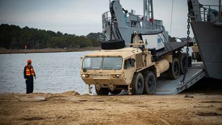 الوحدة العسكرية الأميركية تبني الرصيف البحري قبال شواطئ غزة (مواقع التواصل الاجتماعي)
