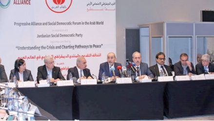 وزير الخارجية أيمن الصفدي يتحدث خلال مؤتمر التحالف التقدمي والمنتدى الديمقراطي الاجتماعي أمس-(بترا)