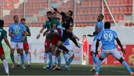حارس الفيصلي محمد عمواسي يبعد كرة وحداتية خطيرة عن مرماه - (من المصدر)
