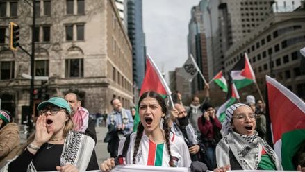 طلاب متظاهرون في كندا رفعوا شعارات تندد باستمرار المجازر الإسرائيلية بغزة (وكالة الأناضول)