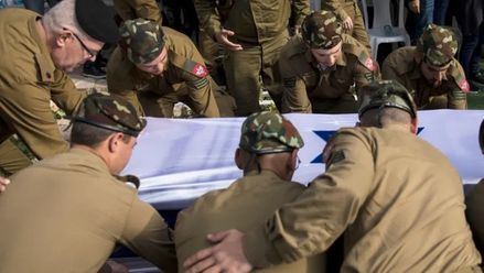 دفن جندي إسرائيلي قتل في معارك بقطاع غزة - (أرشيفية)