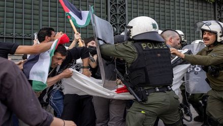 متظاهرون مؤيدون للفلسطينيين يشتبكون مع شرطة مكافحة الشغب أثناء احتجاجهم خارج السفارة المصرية، في أثينا، اليونان، 7 مايو 2024. (رويترز)
