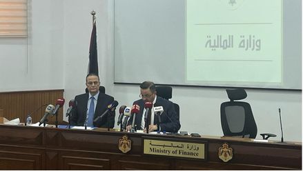 وزير المالية محمد العسعس (يمينا) ومحافظ البنك المركزي الأردني عادل شركس (يسارا)
