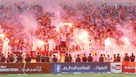جماهير الفيصلي تشعل الشماريخ على الدرجة الثانية في مباراة الوحدات - (تصوير: أمجد الطويل)