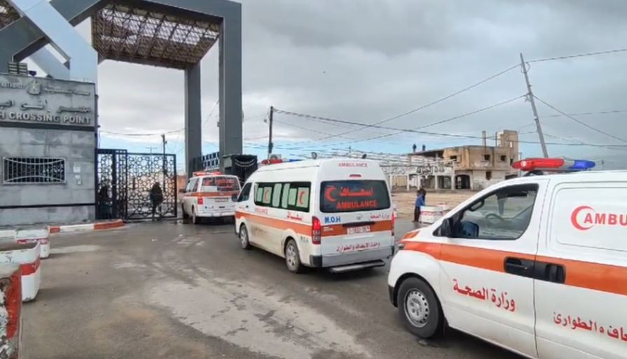 سيارات إسعاف تحمل جرحى من غزة تصل إلى معبر رفح